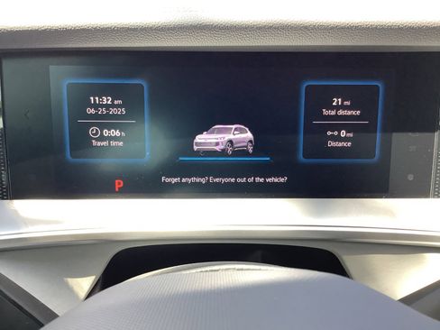 New 2025 Volkswagen Tiguan SE image 12