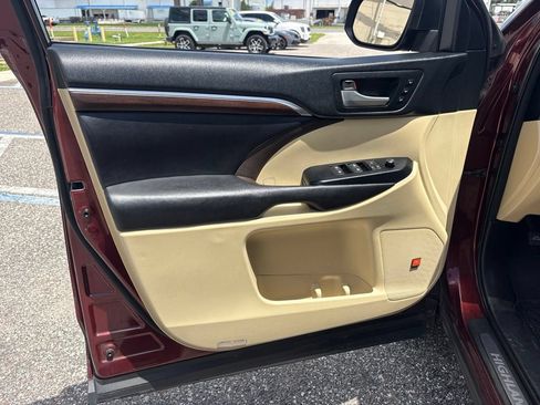 Used 2015 Toyota Highlander Limited Platinum FWD image 10