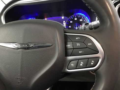 Used 2023 Chrysler Pacifica Touring-L image 37