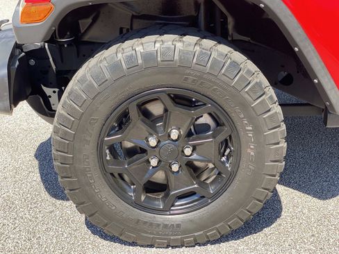 Used 2021 Jeep Gladiator Willys AWD/4WD image 11