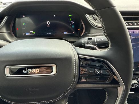 Used 2022 Jeep Grand Cherokee Overland AWD/4WD image 33