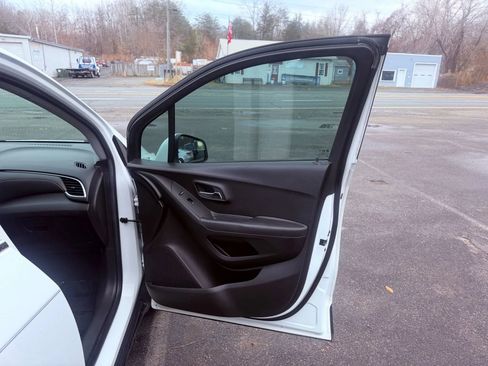 Used 2017 Chevrolet Trax LT w/ LT Convenience Package image 17