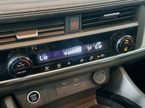 Used 2023 Nissan Rogue SV FWD image 23