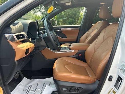 Certified 2025 Toyota Highlander Platinum AWD/4WD image 18