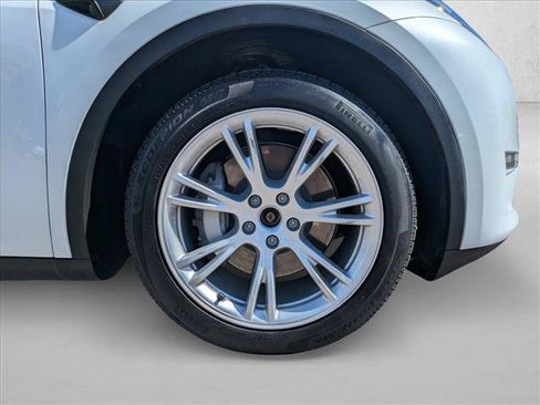Used 2024 Tesla Model Y Long Range AWD/4WD image 21