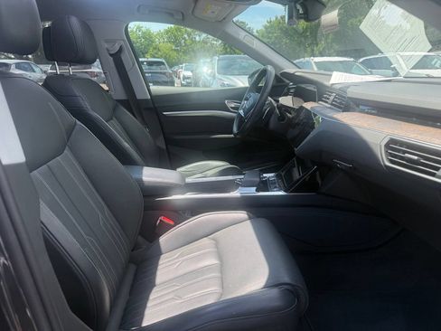 Used 2019 Audi e-tron Prestige w/ Prestige Package AWD/4WD image 7