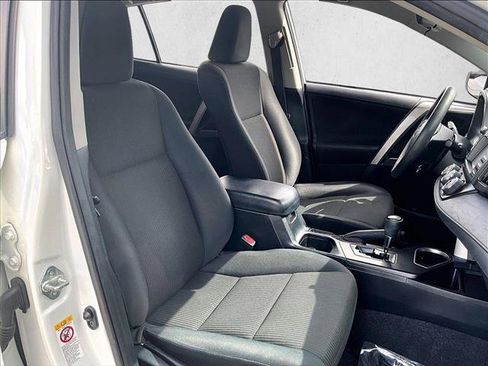 Used 2018 Toyota RAV4 LE FWD image 9