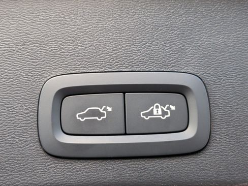 Used 2025 Volvo XC40 B5 Core image 34