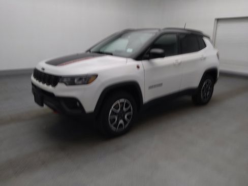 Used 2025 Jeep Compass Trailhawk AWD/4WD image 2