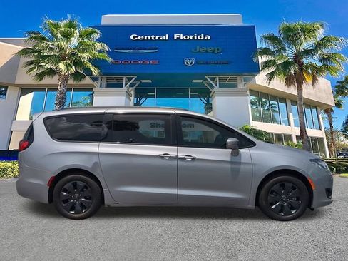 Used 2020 Chrysler Pacifica Limited w/ Quick Oder Package 2EV RED-S FWD image 4