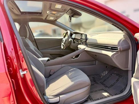 Used 2022 Hyundai Elantra SEL w/ Convenience + Premium Package FWD image 10
