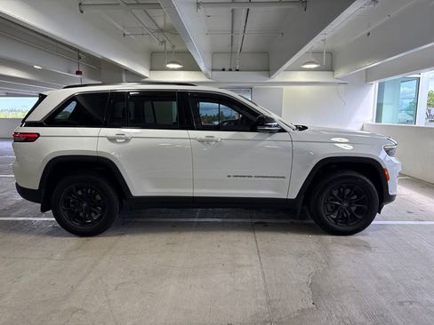 Used 2022 Jeep Grand Cherokee Limited 4xe w/ Luxury Tech Group II AWD/4WD image 4