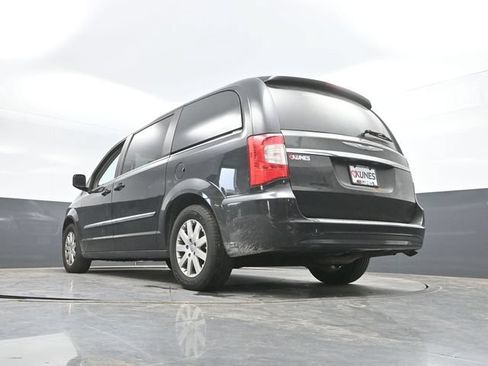Used 2016 Chrysler Town & Country Touring FWD image 46