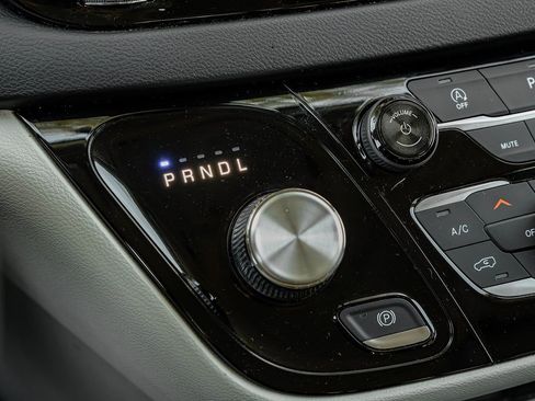 Used 2019 Chrysler Pacifica Touring-L image 34