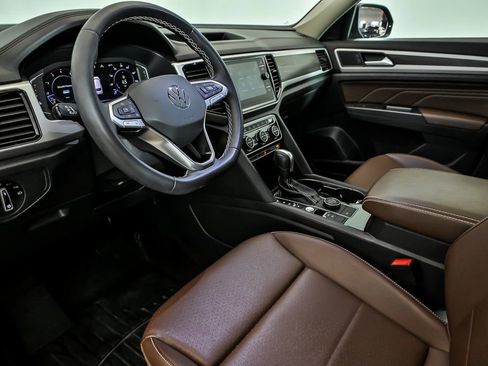 Certified 2023 Volkswagen Atlas SE w/ Panoramic Sunroof Package image 9