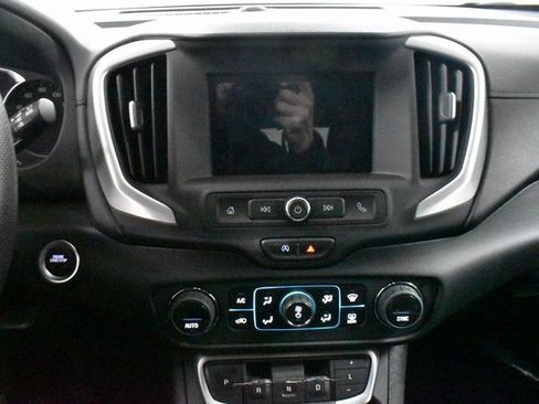Used 2024 GMC Terrain SLE w/ Driver Convenience Package image 19