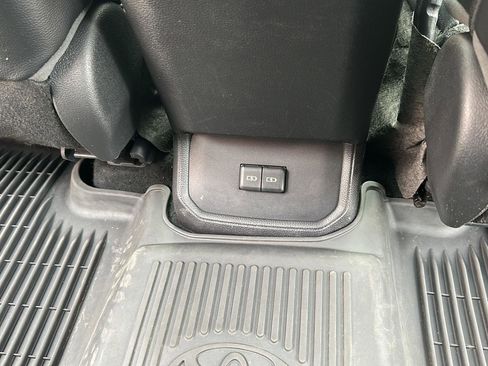 Used 2022 Toyota Highlander XLE image 25