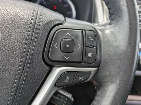 Used 2019 Toyota Highlander XLE FWD image 18