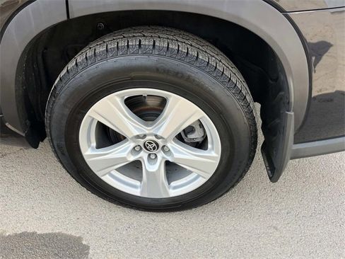 Used 2023 Toyota Highlander LE image 11