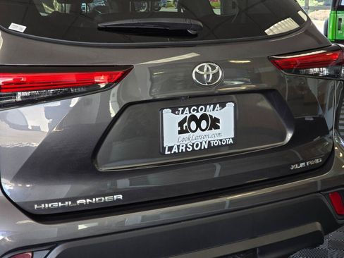 Used 2022 Toyota Highlander XLE AWD/4WD image 12