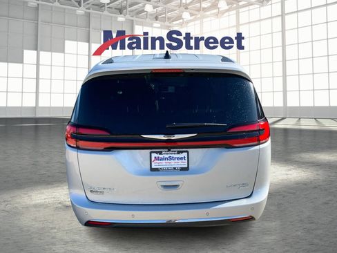 New 2026 Chrysler Pacifica Limited w/ Uconnect Theater Family Group image 4