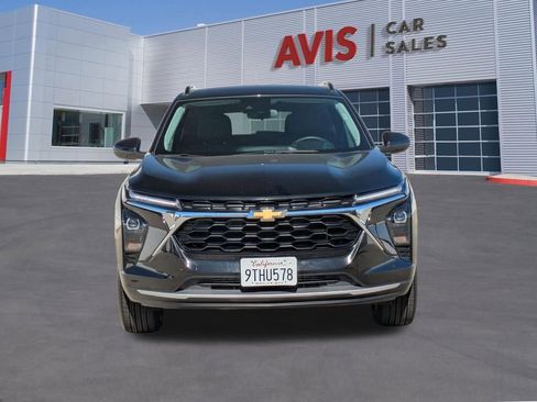 Used 2025 Chevrolet Trax LT w/ LT Convenience Package image 2