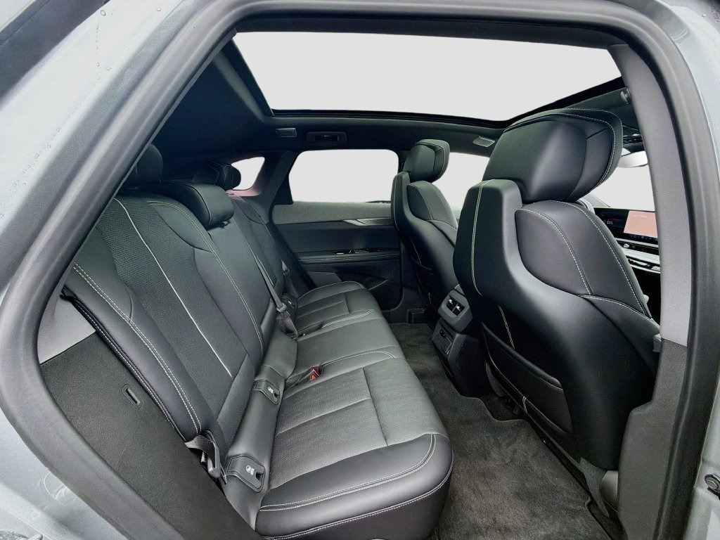 Certified 2025 Cadillac Optiq Luxury 2 AWD/4WD image 29