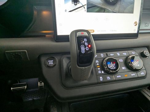 Certified 2025 Land Rover Defender 110 image 17
