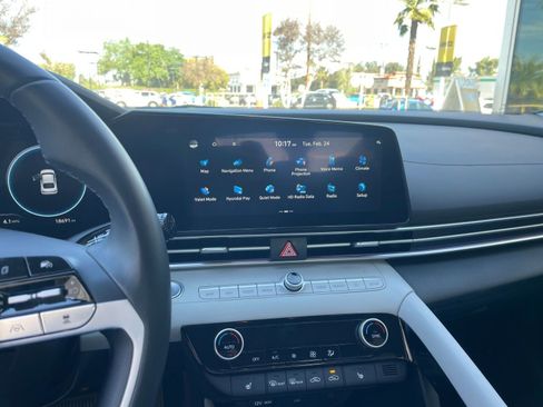 Used 2025 Hyundai Elantra Limited image 21