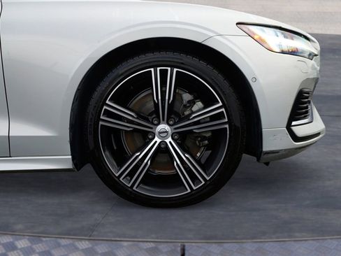Used 2022 Volvo S60 T8 Inscription image 3