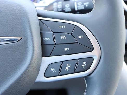 Used 2024 Chrysler Pacifica Touring-L FWD image 38