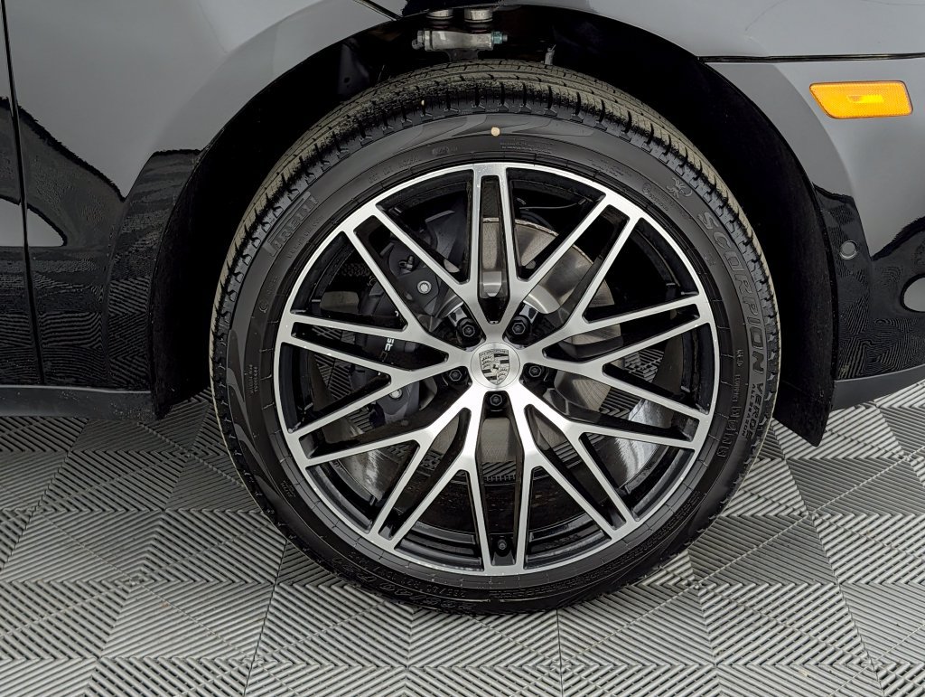 Certified 2026 Porsche Macan AWD/4WD image 14