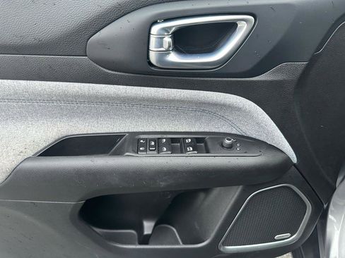 Used 2024 Jeep Compass Latitude w/ Sun and Sound Group image 8