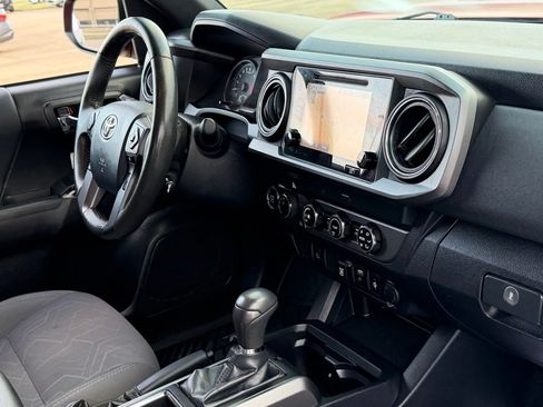 Used 2019 Toyota Tacoma TRD Off-Road AWD/4WD image 41