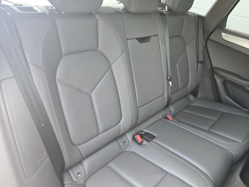 Certified 2022 Porsche Macan AWD/4WD image 21