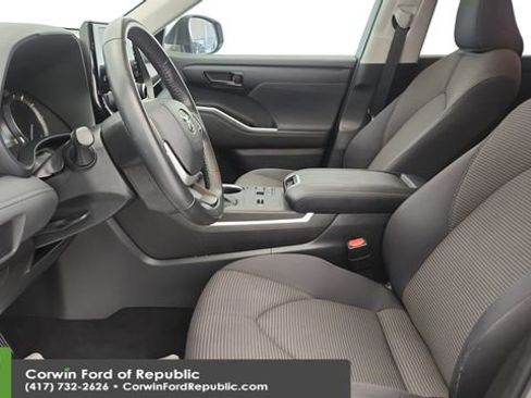 Used 2024 Toyota Highlander LE image 11