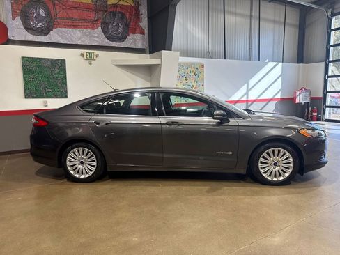 Used 2016 Ford Fusion SE image 3