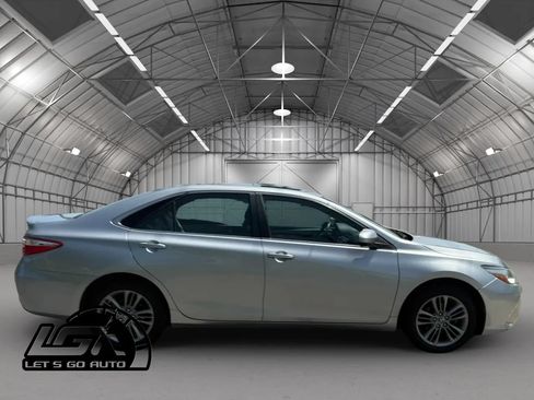 Used 2017 Toyota Camry SE w/ Moonroof Package FWD image 8