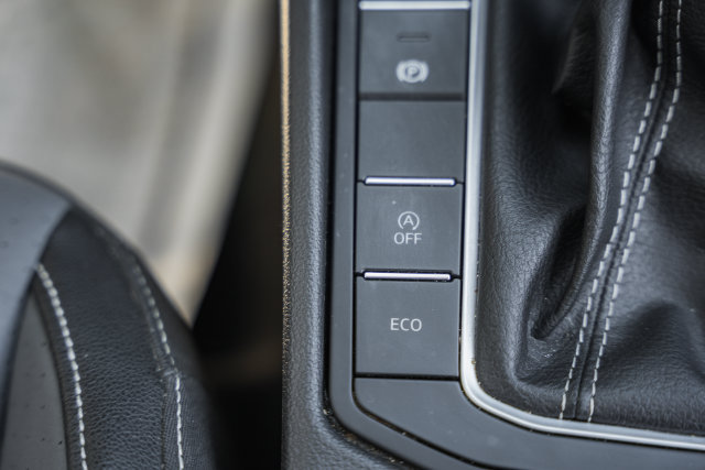 Used 2025 Volkswagen Jetta SE FWD image 31
