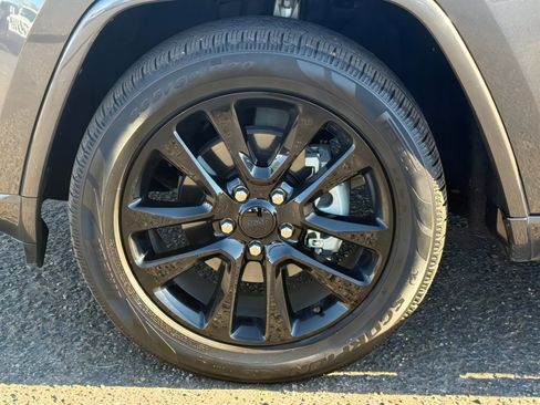 Used 2018 Jeep Grand Cherokee Altitude image 9