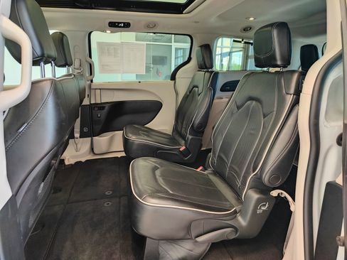 Used 2023 Chrysler Pacifica Limited FWD image 13