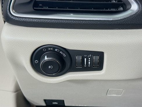 Used 2023 Chrysler Pacifica Limited w/ Uconnect Theater Family Group AWD/4WD image 21