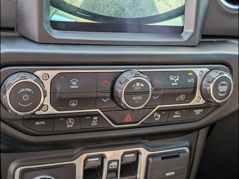 Used 2021 Jeep Wrangler Unlimited Sahara AWD/4WD image 17