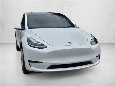 Used 2022 Tesla Model Y Long Range image 3