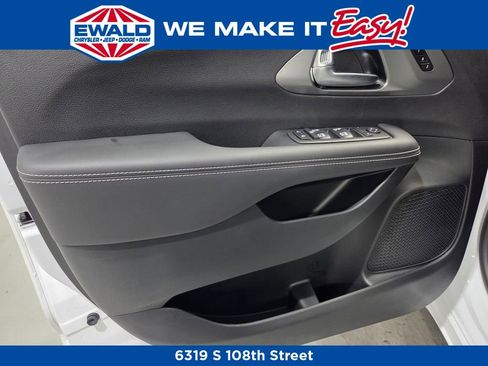 New 2026 Chrysler Pacifica Select image 10