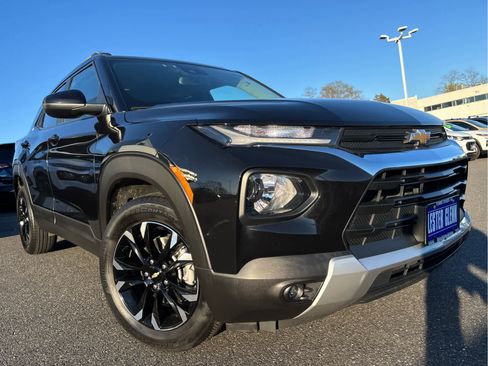 Certified 2023 Chevrolet TrailBlazer LT w/ Convenience Package FWD image 3