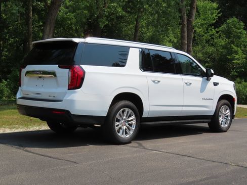 Used 2024 GMC Yukon XL SLE AWD/4WD image 3