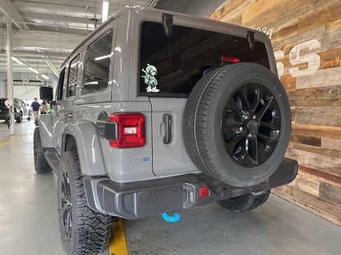 Used 2022 Jeep Wrangler Unlimited Sahara w/ Cold Weather Group image 17