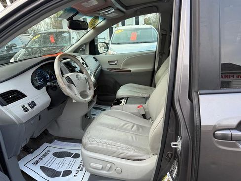 Used 2011 Toyota Sienna XLE image 11