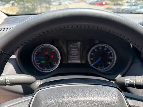 Used 2021 Toyota Venza LE AWD/4WD image 24